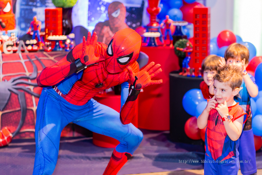 Festa de aniversario infantil do Lucca, decoracao homem aranha spider-man no buffet Fabula Maringa fotografado pela fotografa Rose Babicz. Aniversariante brincando