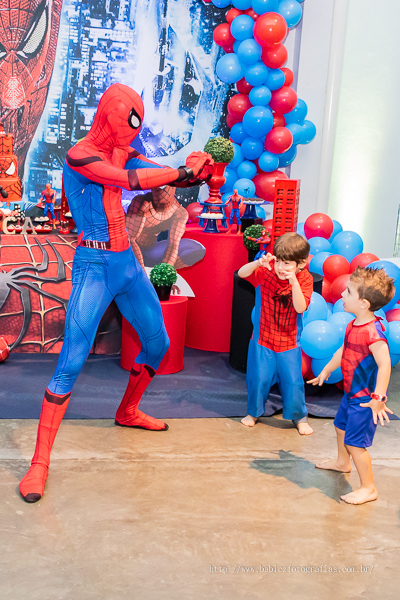 Festa de aniversario infantil do Lucca, decoracao homem aranha spider-man no buffet Fabula Maringa fotografado pela fotografa Rose Babicz. Aniversariante brincando