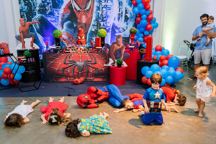 Festa de aniversario infantil do Lucca, decoracao homem aranha spider-man no buffet Fabula Maringa fotografado pela fotografa Rose Babicz. Aniversariante brincando