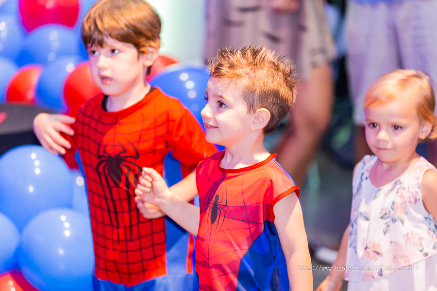 Festa de aniversario infantil do Lucca, decoracao homem aranha spider-man no buffet Fabula Maringa fotografado pela fotografa Rose Babicz. Aniversariante brincando