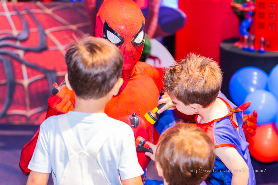 Festa de aniversario infantil do Lucca, decoracao homem aranha spider-man no buffet Fabula Maringa fotografado pela fotografa Rose Babicz. Aniversariante brincando