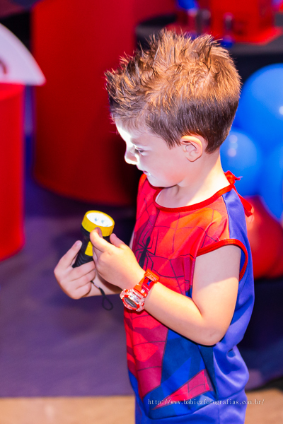 Festa de aniversario infantil do Lucca, decoracao homem aranha spider-man no buffet Fabula Maringa fotografado pela fotografa Rose Babicz. Aniversariante brincando