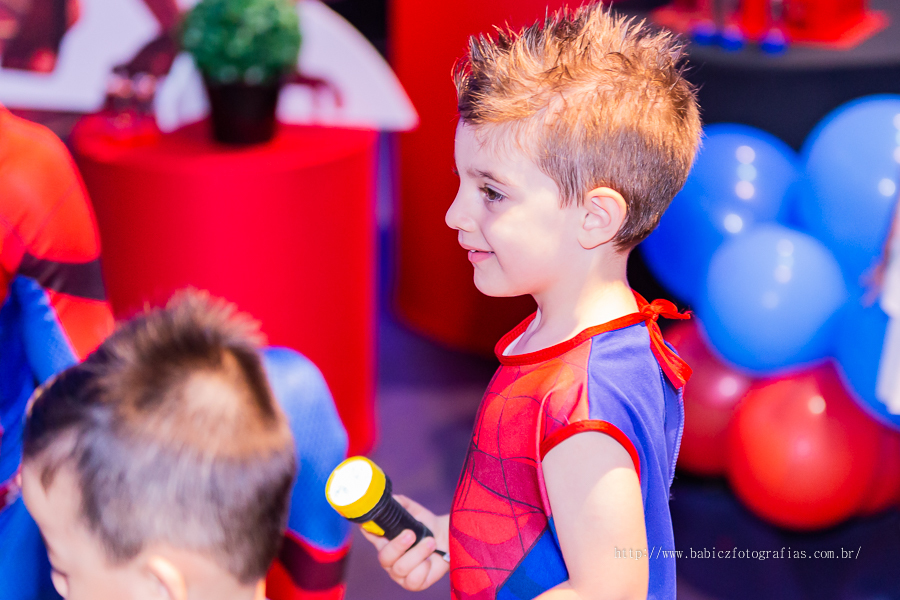 Festa de aniversario infantil do Lucca, decoracao homem aranha spider-man no buffet Fabula Maringa fotografado pela fotografa Rose Babicz. Aniversariante brincando