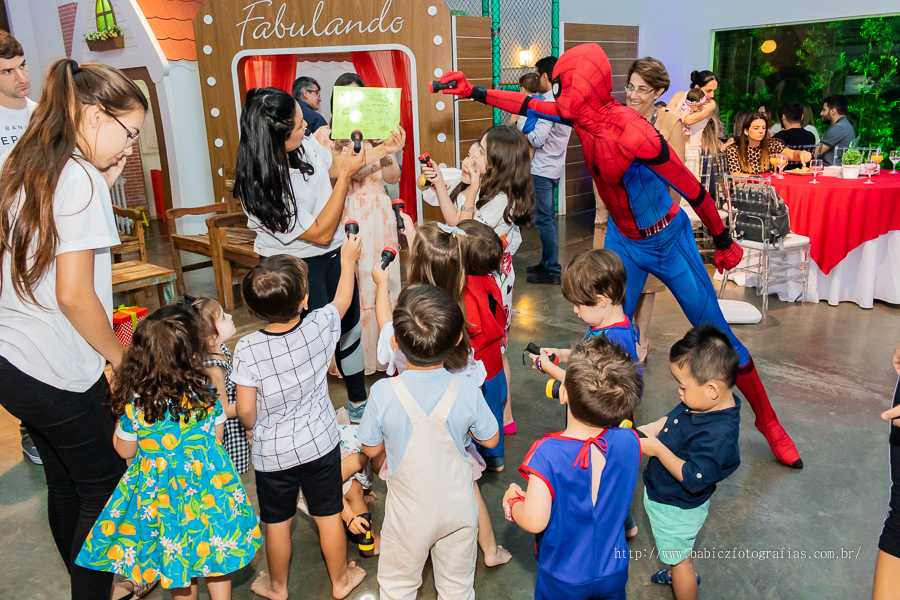 Festa de aniversario infantil do Lucca, decoracao homem aranha spider-man no buffet Fabula Maringa fotografado pela fotografa Rose Babicz. Aniversariante brincando