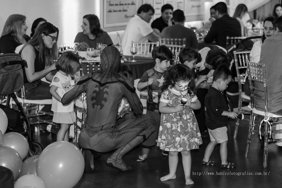 Festa de aniversario infantil do Lucca, decoracao homem aranha spider-man no buffet Fabula Maringa fotografado pela fotografa Rose Babicz. Aniversariante brincando