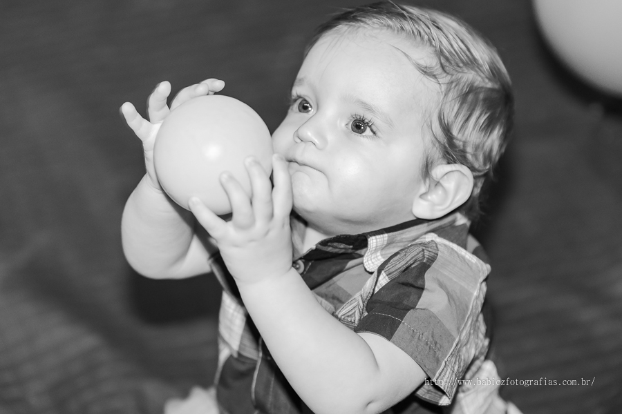 Festa de aniversario infantil do Lucca, decoracao homem aranha spider-man no buffet Fabula Maringa fotografado pela fotografa Rose Babicz. Aniversariante brincando