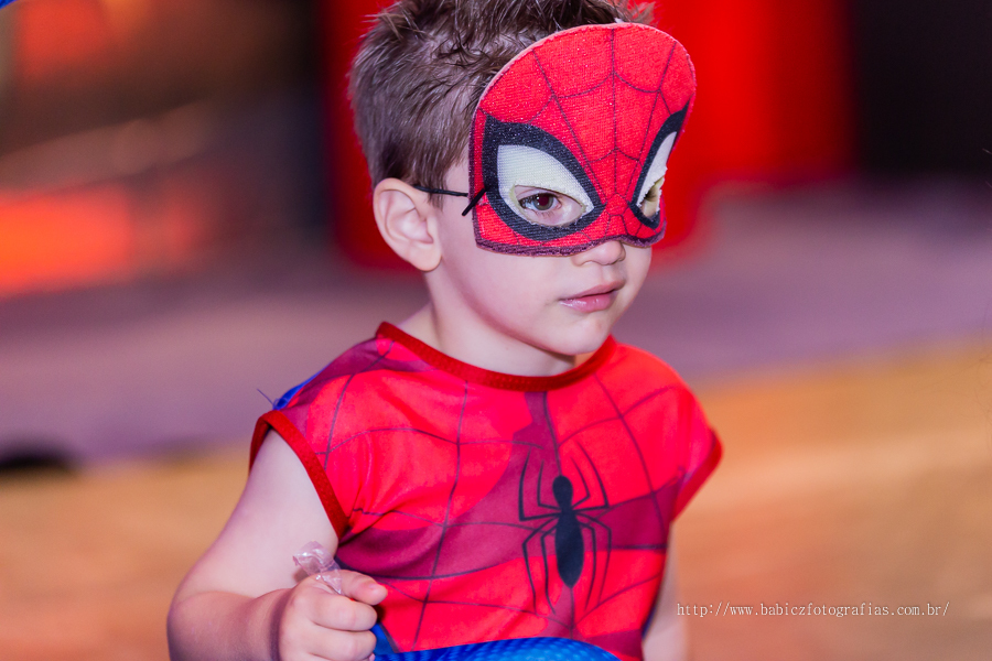 Festa de aniversario infantil do Lucca, decoracao homem aranha spider-man no buffet Fabula Maringa fotografado pela fotografa Rose Babicz. Aniversariante brincando