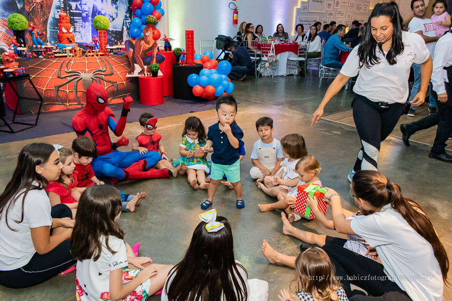 Festa de aniversario infantil do Lucca, decoracao homem aranha spider-man no buffet Fabula Maringa fotografado pela fotografa Rose Babicz. Aniversariante brincando