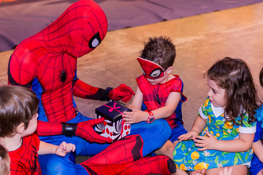 Festa de aniversario infantil do Lucca, decoracao homem aranha spider-man no buffet Fabula Maringa fotografado pela fotografa Rose Babicz. Aniversariante brincando