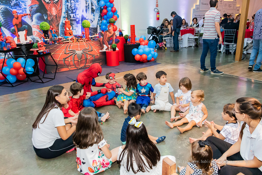 Festa de aniversario infantil do Lucca, decoracao homem aranha spider-man no buffet Fabula Maringa fotografado pela fotografa Rose Babicz. Aniversariante brincando
