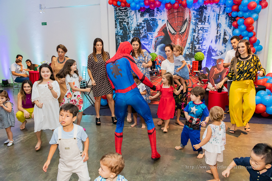 Festa de aniversario infantil do Lucca, decoracao homem aranha spider-man no buffet Fabula Maringa fotografado pela fotografa Rose Babicz. Aniversariante brincando