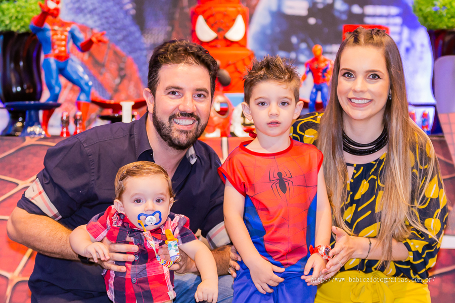 Festa de aniversario infantil do Lucca, decoracao homem aranha spider-man no buffet Fabula Maringa fotografado pela fotografa Rose Babicz. Papai Mamae e filhos.