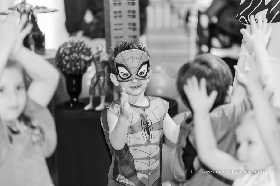 Festa de aniversario infantil do Lucca, decoracao homem aranha spider-man no buffet Fabula Maringa fotografado pela fotografa Rose Babicz. Aniversariante brincando