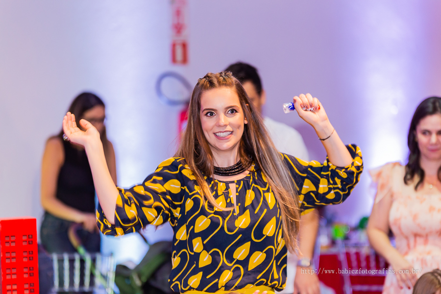 Festa de aniversario infantil do Lucca, decoracao homem aranha spider-man no buffet Fabula Maringa fotografado pela fotografa Rose Babicz. Aniversariante brincando