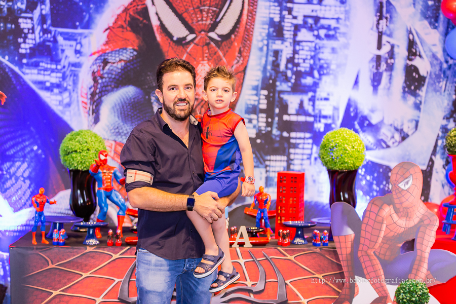 Festa de aniversario infantil do Lucca, decoracao homem aranha spider-man no buffet Fabula Maringa fotografado pela fotografa Rose Babicz. Papai e filho lindo.