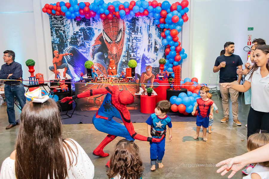 Festa de aniversario infantil do Lucca, decoracao homem aranha spider-man no buffet Fabula Maringa fotografado pela fotografa Rose Babicz. Aniversariante brincando