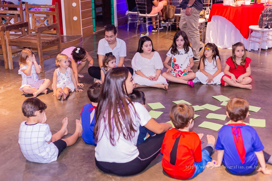 Festa de aniversario infantil do Lucca, decoracao homem aranha spider-man no buffet Fabula Maringa fotografado pela fotografa Rose Babicz. Aniversariante brincando
