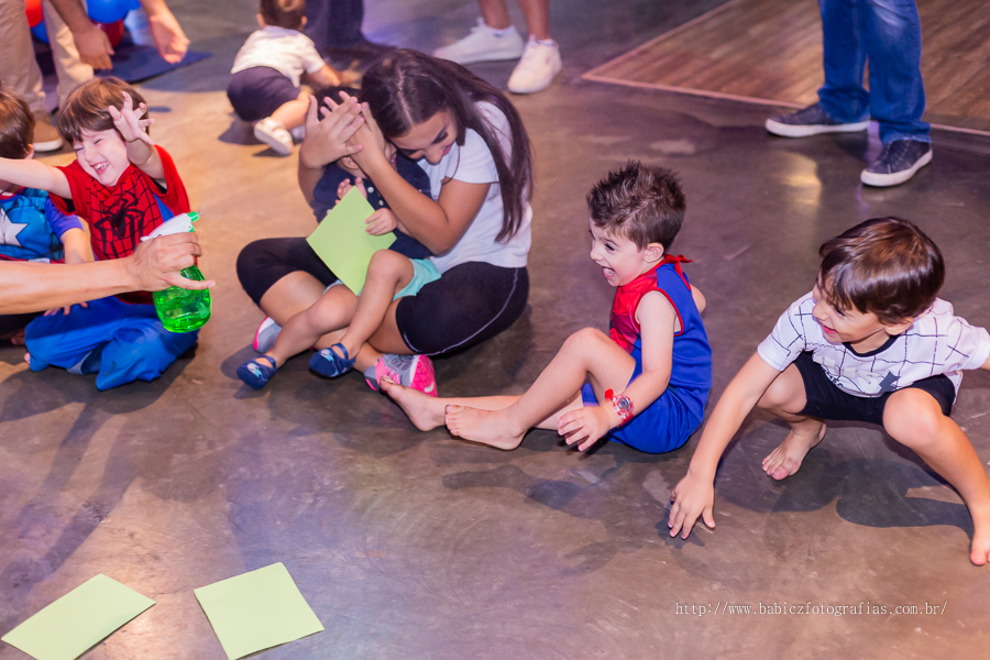 Festa de aniversario infantil do Lucca, decoracao homem aranha spider-man no buffet Fabula Maringa fotografado pela fotografa Rose Babicz. Aniversariante brincando