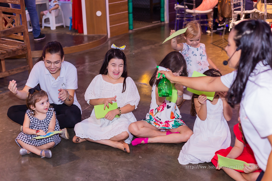 Festa de aniversario infantil do Lucca, decoracao homem aranha spider-man no buffet Fabula Maringa fotografado pela fotografa Rose Babicz. Aniversariante brincando