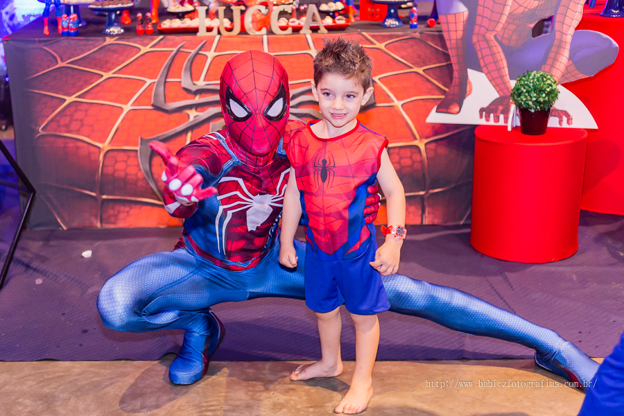 Festa de aniversario infantil do Lucca, decoracao homem aranha spider-man no buffet Fabula Maringa fotografado pela fotografa Rose Babicz. Aniversariante sendo fotografado com homem aranha