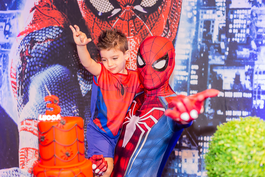 Festa de aniversario infantil do Lucca, decoracao homem aranha spider-man no buffet Fabula Maringa fotografado pela fotografa Rose Babicz. Aniversariante sendo fotografado com homem aranha