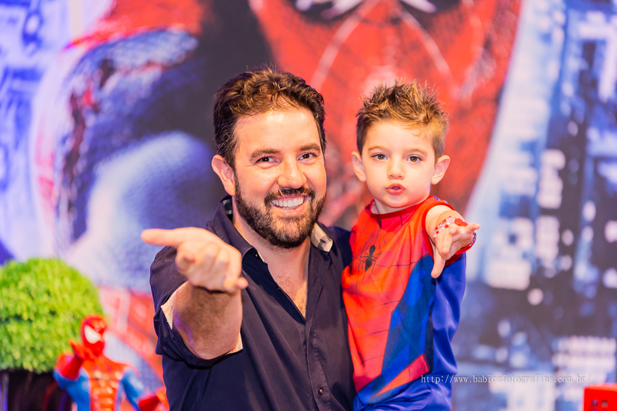 Festa de aniversario infantil do Lucca, decoracao homem aranha spider-man no buffet Fabula Maringa fotografado pela fotografa Rose Babicz. Papai e filho lindo.