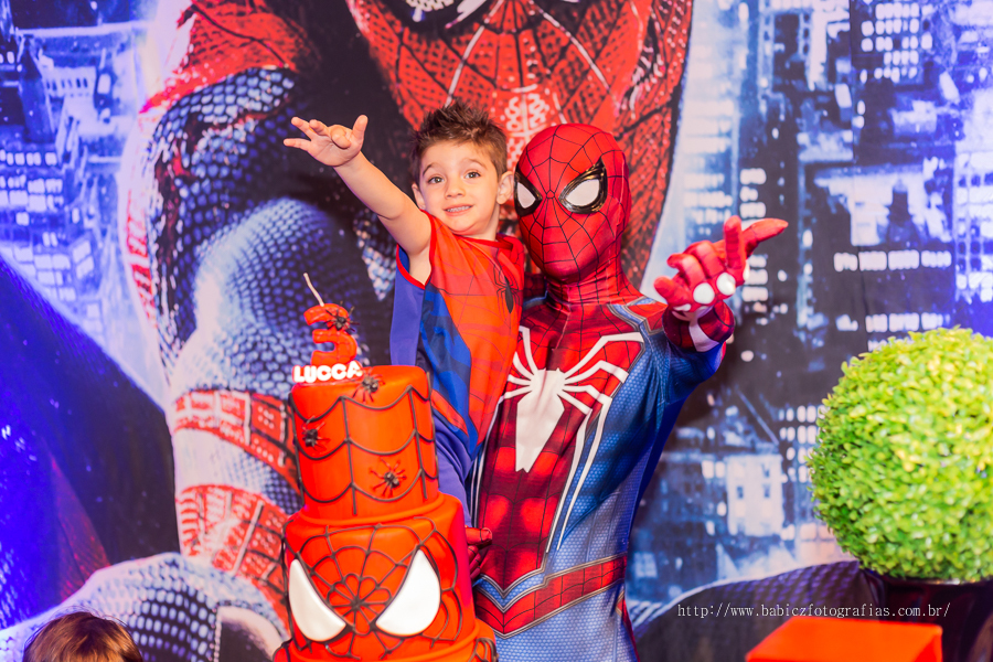 Festa de aniversario infantil do Lucca, decoracao homem aranha spider-man no buffet Fabula Maringa fotografado pela fotografa Rose Babicz. Aniversariante sendo fotografado com homem aranha