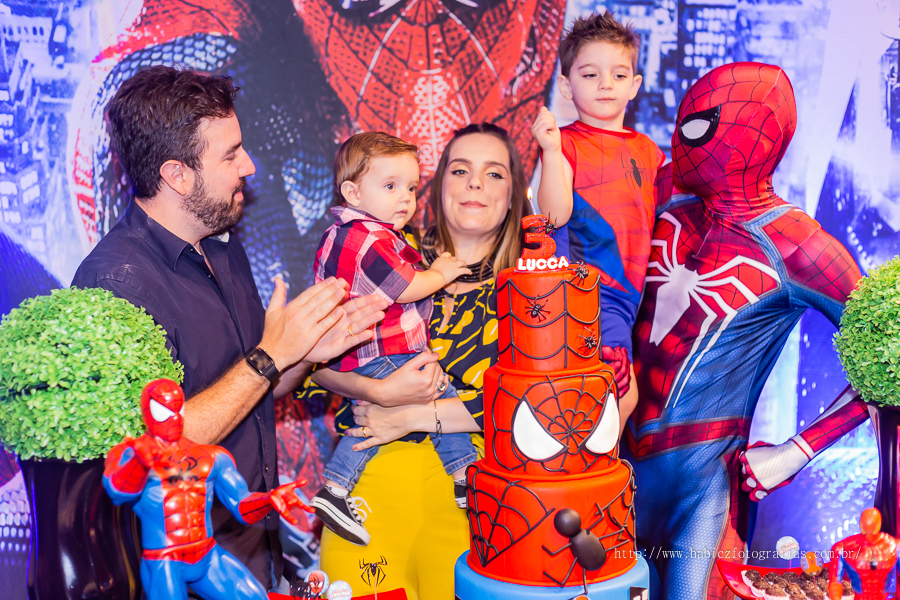 Festa de aniversario infantil do Lucca, decoracao homem aranha spider-man no buffet Fabula Maringa fotografado pela fotografa Rose Babicz. Aniversariante sendo fotografado com homem aranha na hora do parabens