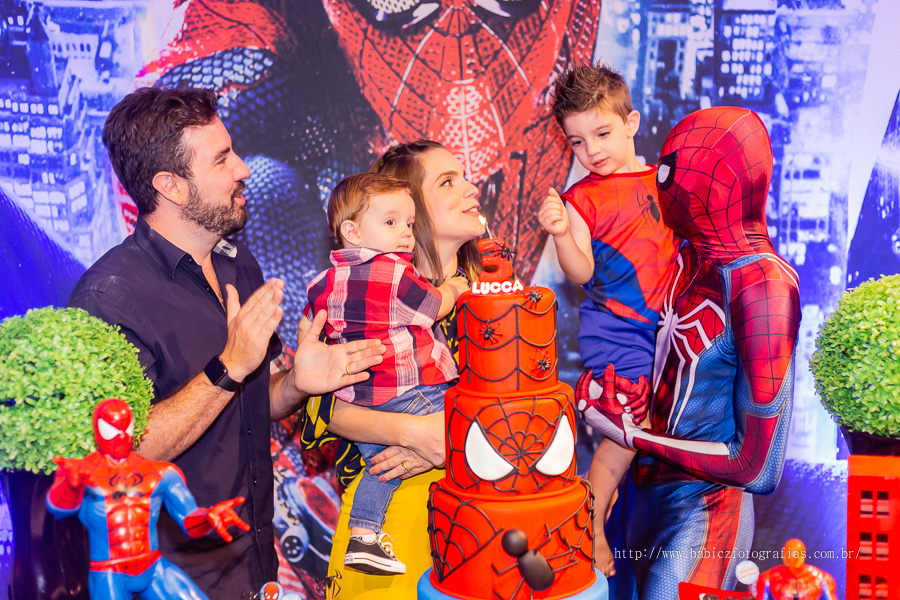 Festa de aniversario infantil do Lucca, decoracao homem aranha spider-man no buffet Fabula Maringa fotografado pela fotografa Rose Babicz. Aniversariante sendo fotografado com homem aranha na hora do parabens
