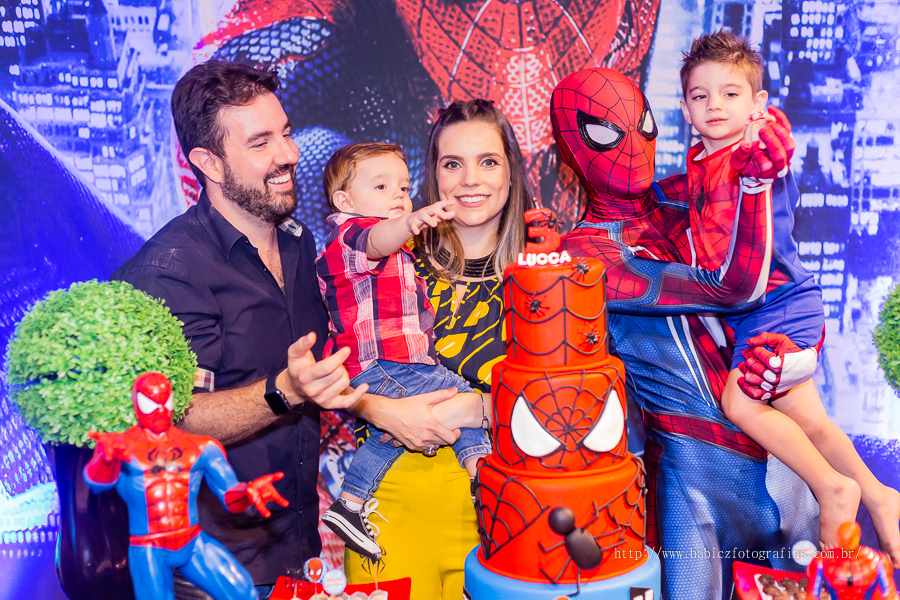 Festa de aniversario infantil do Lucca, decoracao homem aranha spider-man no buffet Fabula Maringa fotografado pela fotografa Rose Babicz. Aniversariante sendo fotografado com homem aranha na hora do parabens