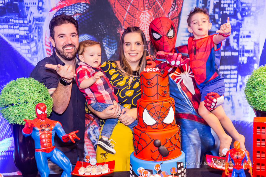 Festa de aniversario infantil do Lucca, decoracao homem aranha spider-man no buffet Fabula Maringa fotografado pela fotografa Rose Babicz. Aniversariante sendo fotografado com homem aranha na hora do parabens
