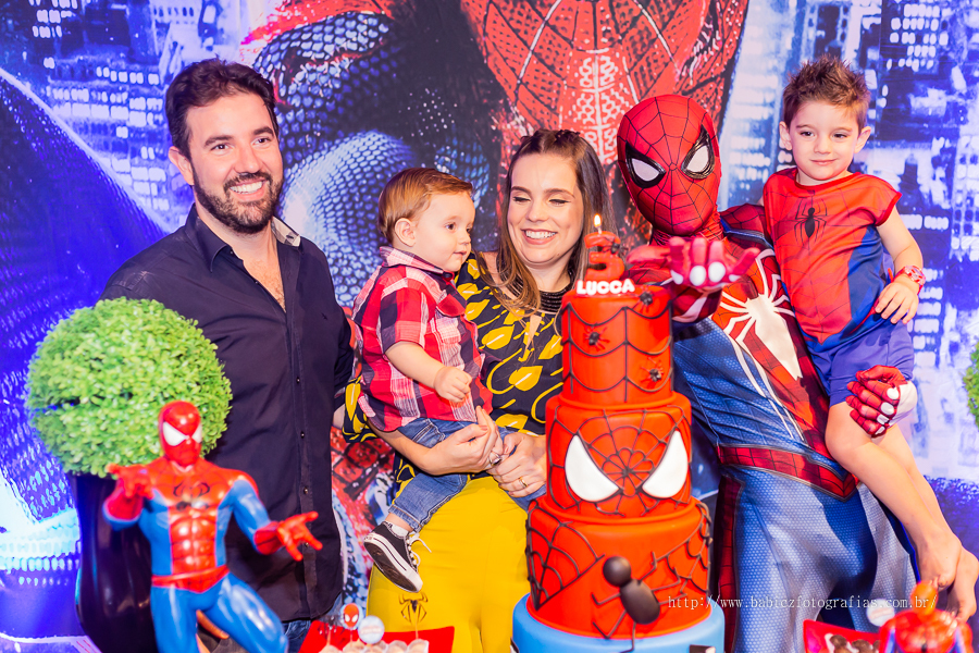Festa de aniversario infantil do Lucca, decoracao homem aranha spider-man no buffet Fabula Maringa fotografado pela fotografa Rose Babicz. Aniversariante sendo fotografado com homem aranha na hora do parabens