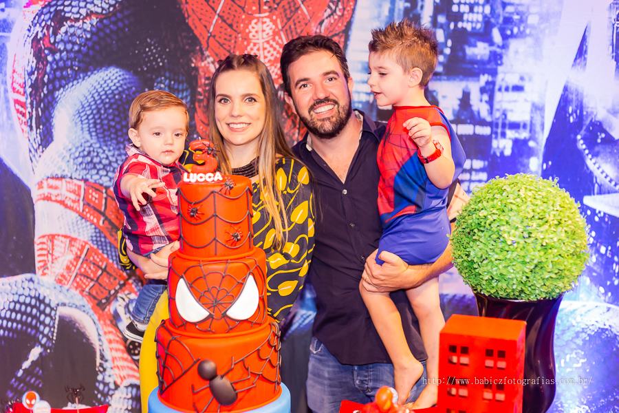 Festa de aniversario infantil do Lucca, decoracao homem aranha spider-man no buffet Fabula Maringa fotografado pela fotografa Rose Babicz. Aniversariante sendo fotografado com homem aranha na hora do parabens