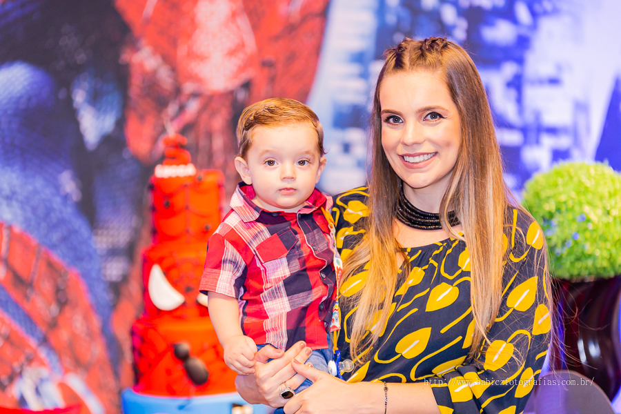 Festa de aniversario infantil do Lucca, decoracao homem aranha spider-man no buffet Fabula Maringa fotografado pela fotografa Rose Babicz. Mamae e filho lindo.
