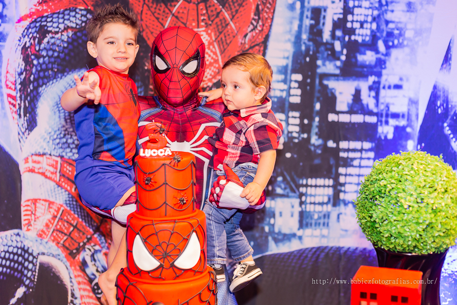 Festa de aniversario infantil do Lucca, decoracao homem aranha spider-man no buffet Fabula Maringa fotografado pela fotografa Rose Babicz. Aniversariante sendo fotografado com homem aranha na hora do parabens