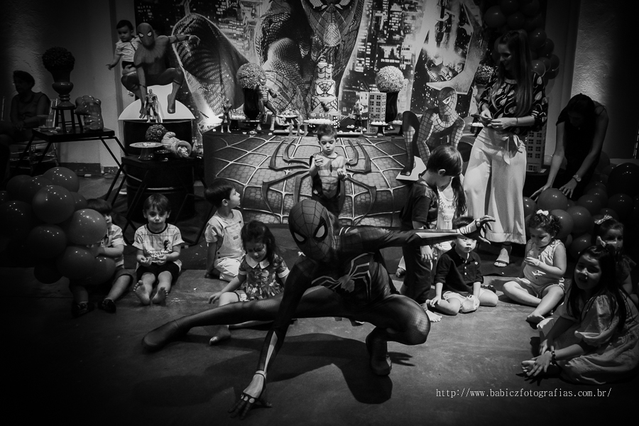 Festa de aniversario infantil do Lucca, decoracao homem aranha spider-man no buffet Fabula Maringa fotografado pela fotografa Rose Babicz. Aniversariante sendo fotografado com homem aranha na hora do parabens