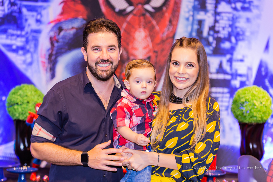 Festa de aniversario infantil do Lucca, decoracao homem aranha spider-man no buffet Fabula Maringa fotografado pela fotografa Rose Babicz. Familia unida sempre.