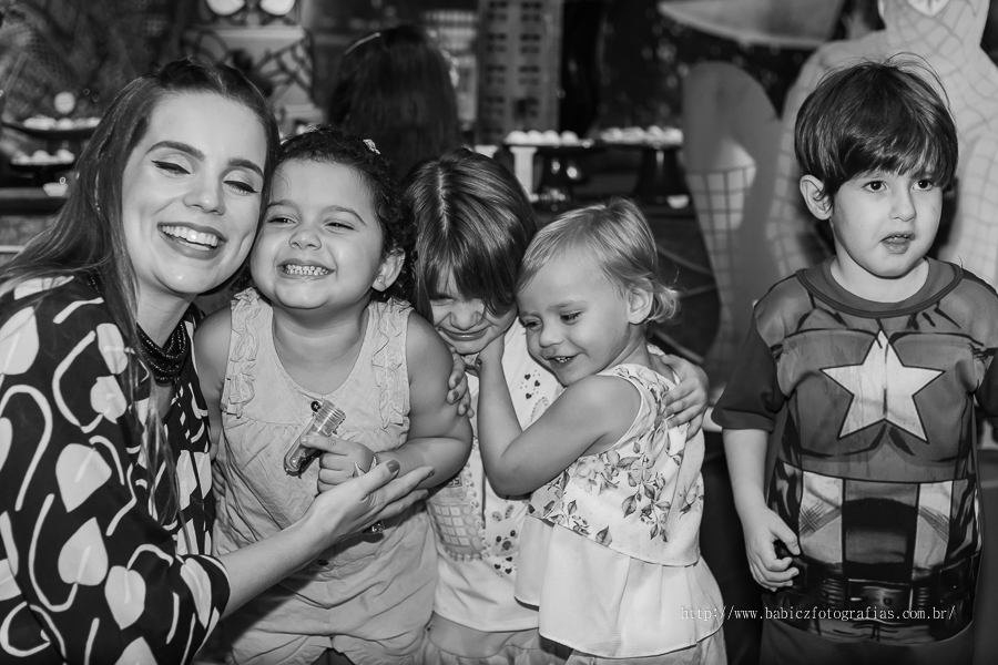 Festa de aniversario infantil do Lucca, decoracao homem aranha spider-man no buffet Fabula Maringa fotografado pela fotografa Rose Babicz. abraco carinhoso entre criancas