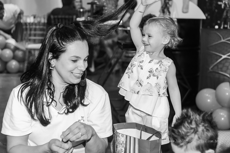 Festa de aniversario infantil do Lucca, decoracao homem aranha spider-man no buffet Fabula Maringa fotografado pela fotografa Rose Babicz. Aniversariante brincando