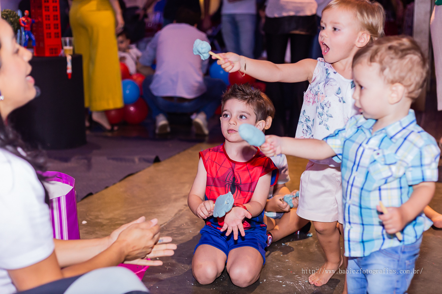 Festa de aniversario infantil do Lucca, decoracao homem aranha spider-man no buffet Fabula Maringa fotografado pela fotografa Rose Babicz. Aniversariante brincando