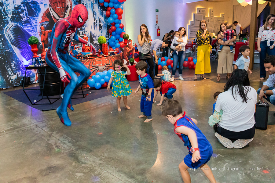 Festa de aniversario infantil do Lucca, decoracao homem aranha spider-man no buffet Fabula Maringa fotografado pela fotografa Rose Babicz. Aniversariante brincando