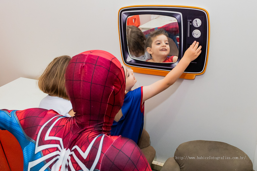 Festa de aniversario infantil do Lucca, decoracao homem aranha spider-man no buffet Fabula Maringa fotografado pela fotografa Rose Babicz. Aniversariante brincando