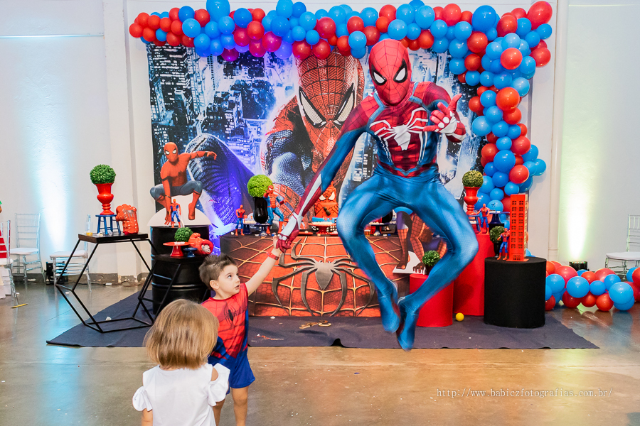 Festa de aniversario infantil do Lucca, decoracao homem aranha spider-man no buffet Fabula Maringa fotografado pela fotografa Rose Babicz. Aniversariante brincando