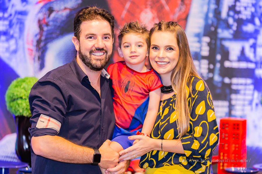 Festa de aniversario infantil do Lucca, decoracao homem aranha spider-man no buffet Fabula Maringa fotografado pela fotografa Rose Babicz. Familia unida sempre.
