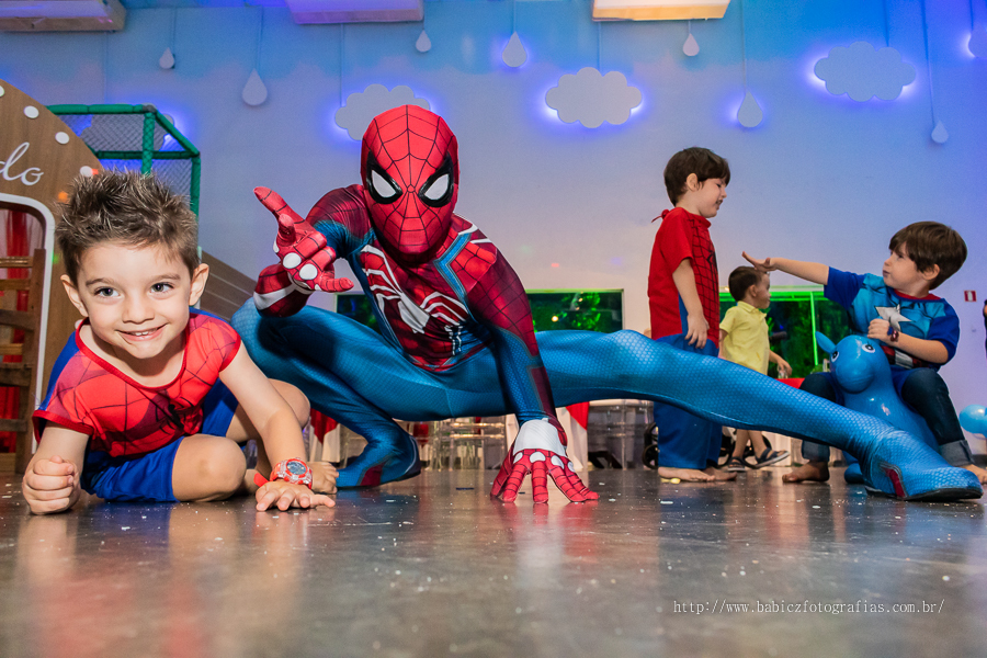 Festa de aniversario infantil do Lucca, decoracao homem aranha spider-man no buffet Fabula Maringa fotografado pela fotografa Rose Babicz. Aniversariante brincando