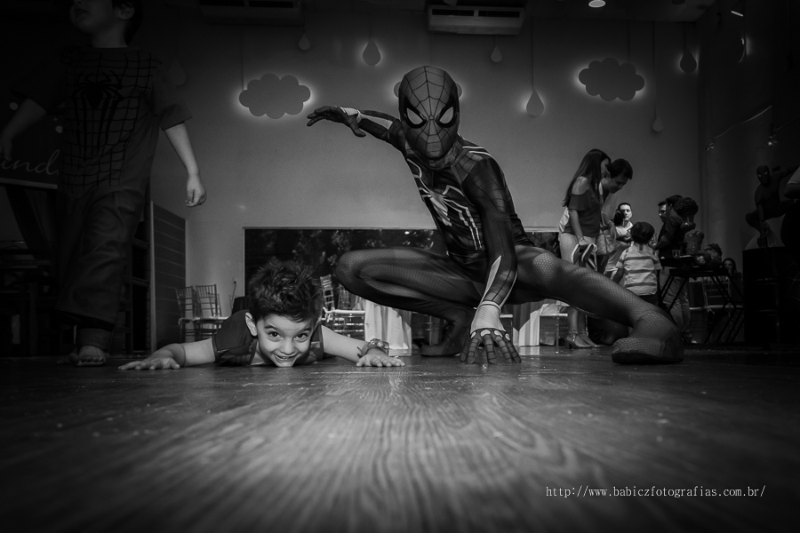 Festa de aniversario infantil do Lucca, decoracao homem aranha spider-man no buffet Fabula Maringa fotografado pela fotografa Rose Babicz. Aniversariante brincando