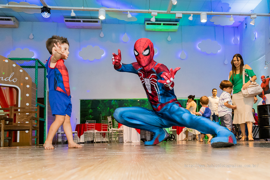 Festa de aniversario infantil do Lucca, decoracao homem aranha spider-man no buffet Fabula Maringa fotografado pela fotografa Rose Babicz. Aniversariante brincando