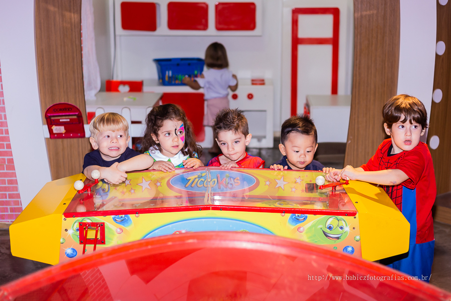 Festa de aniversario infantil do Lucca, decoracao homem aranha spider-man no buffet Fabula Maringa fotografado pela fotografa Rose Babicz. Aniversariante brincando