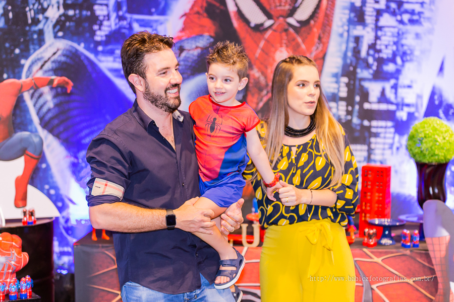 Festa de aniversario infantil do Lucca, decoracao homem aranha spider-man no buffet Fabula Maringa fotografado pela fotografa Rose Babicz. Familia unida sempre.