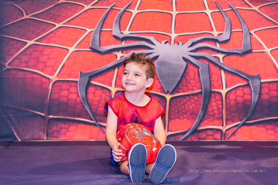 Festa de aniversario infantil do Lucca, decoracao homem aranha spider-man no buffet Fabula Maringa fotografado pela fotografa Rose Babicz. Aniversariante brincando